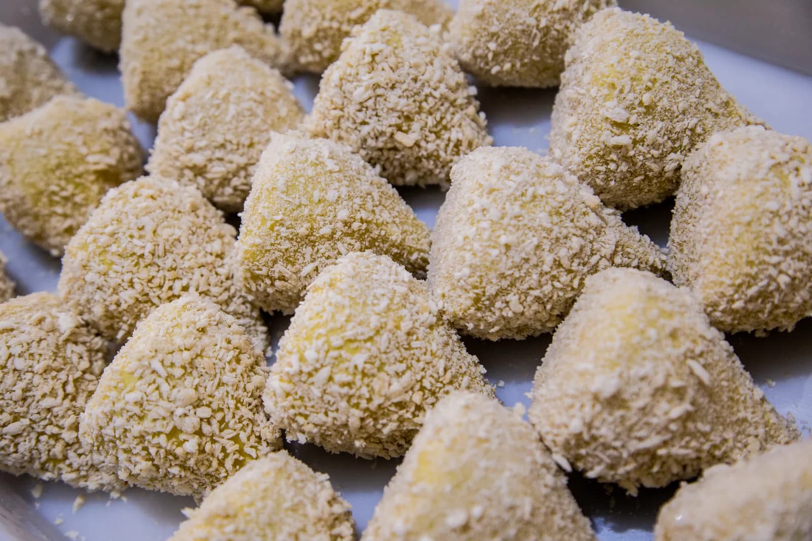 Coxinhas empanadas cruas, prontas para congelar